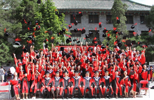 dhy大红鹰网站隆重举行2014年毕业典礼暨学位授予仪式1